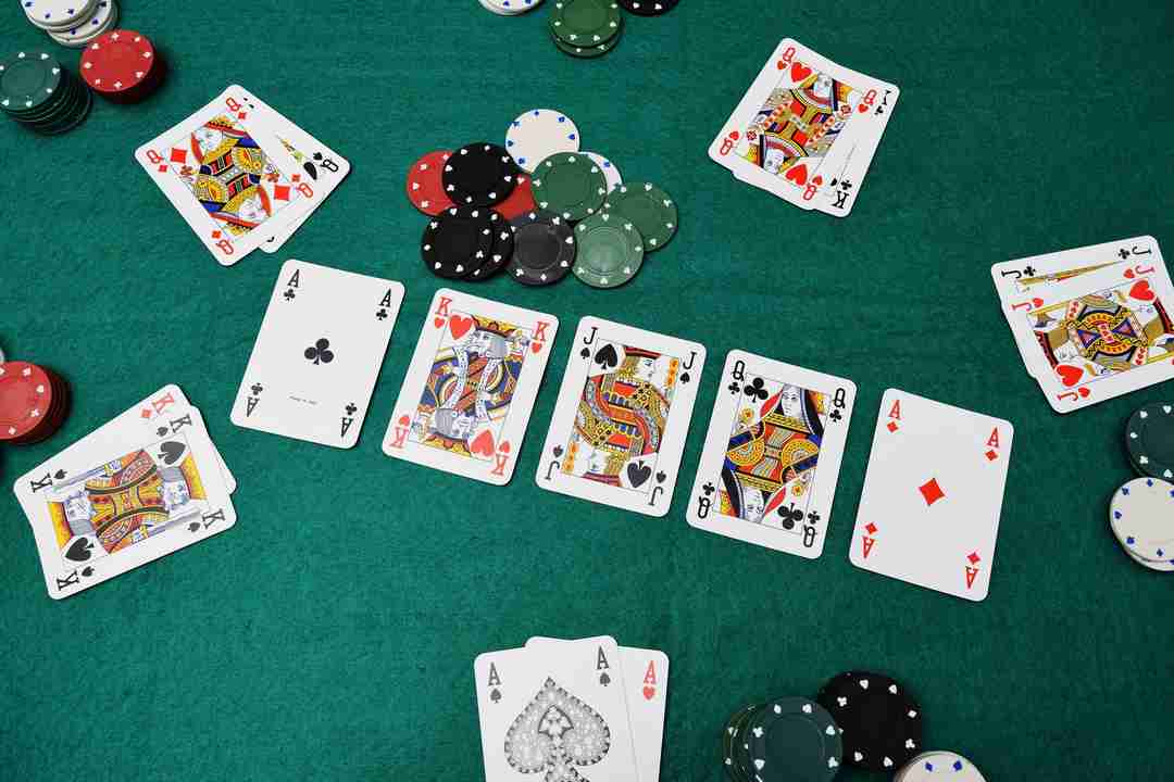 các trò chơi game bài như poker được đông đảo người tham gia chinh phục